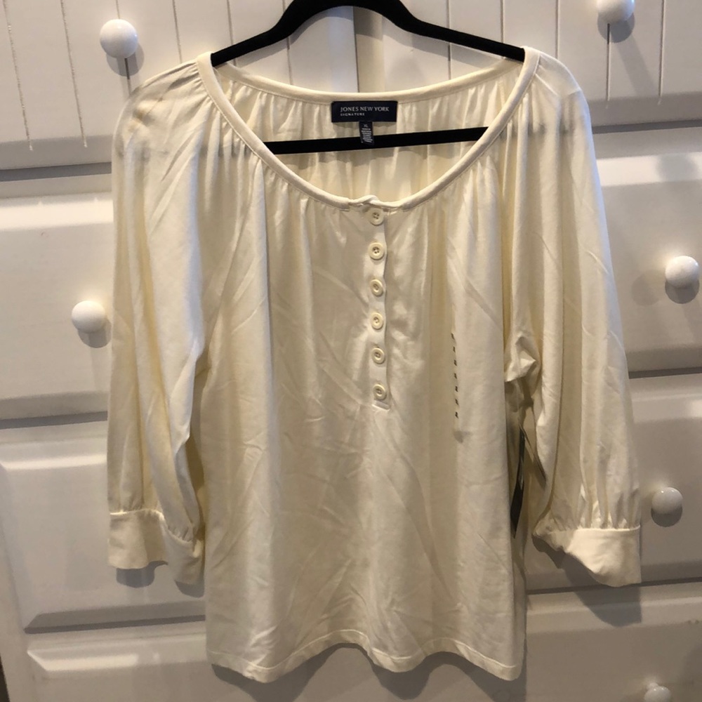 Jones New York Signature top. NWT. Cream color.